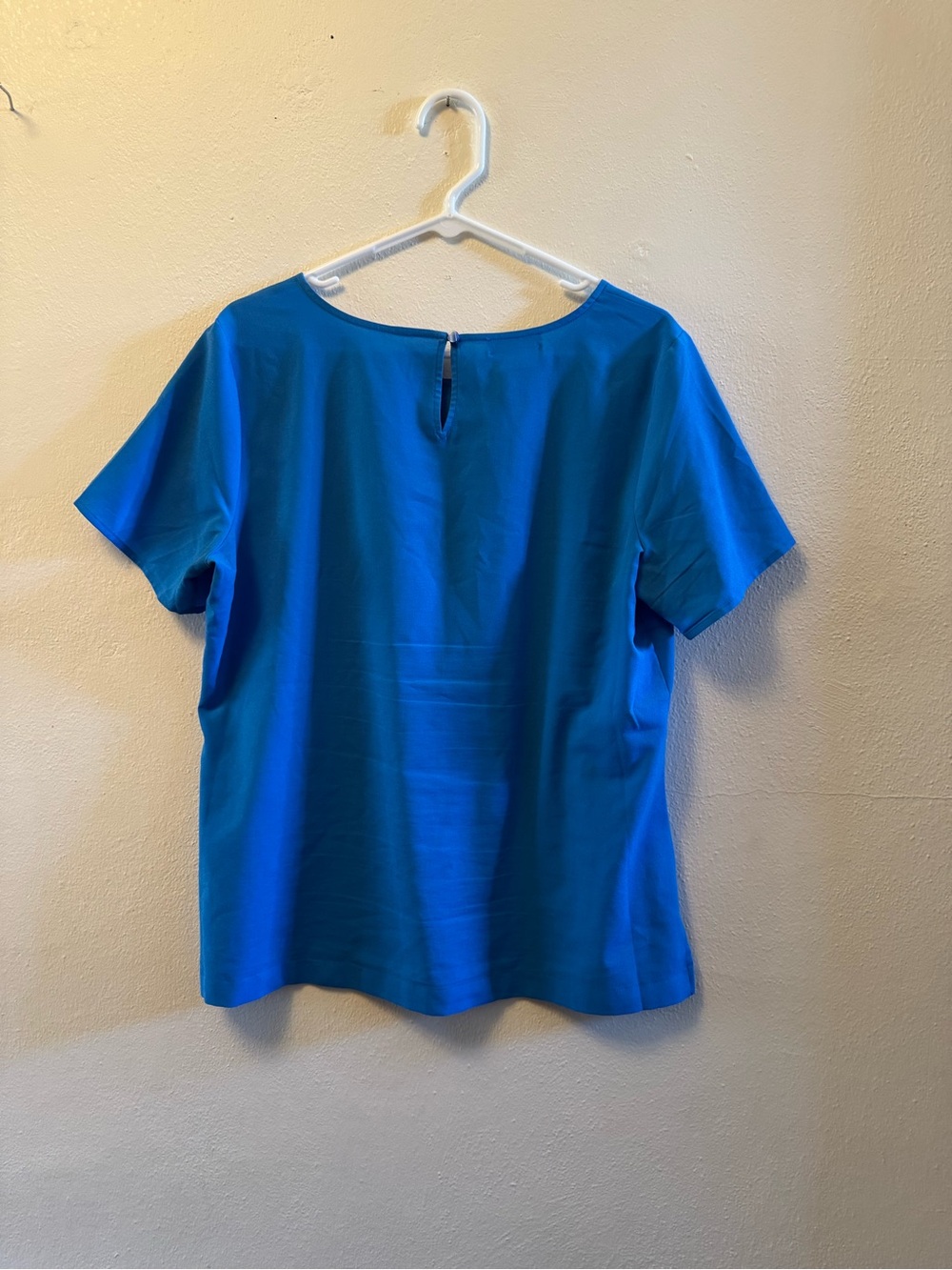 EUC Van Heusen Women’s Vibrant Blue Short Sleeve Blouse – Scoop Neck Pullover- L - Picture 2 of 9